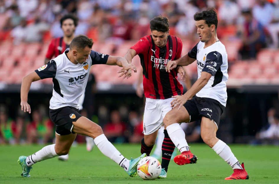 AC Milan thua Valencia 5-3 trên chấm phạt đền