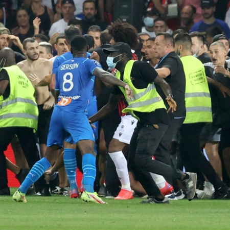 Hỗn chiến giữa CĐV Nice và các cầu thủ Marseille tại khuôn khổ vòng 3 Ligue 1