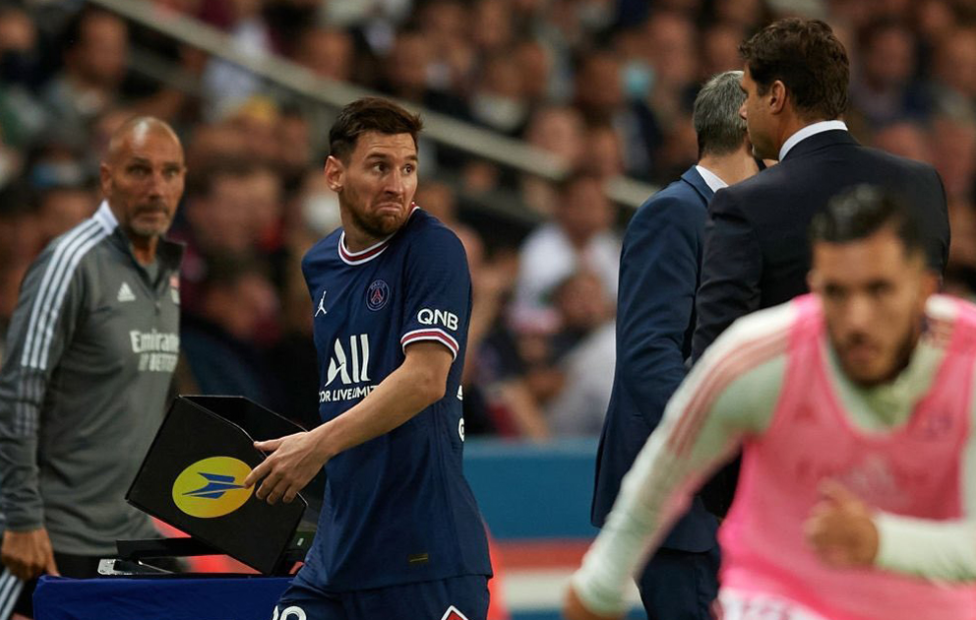Messi tỏ ra không vui khi bị thay ra trong trận đấu