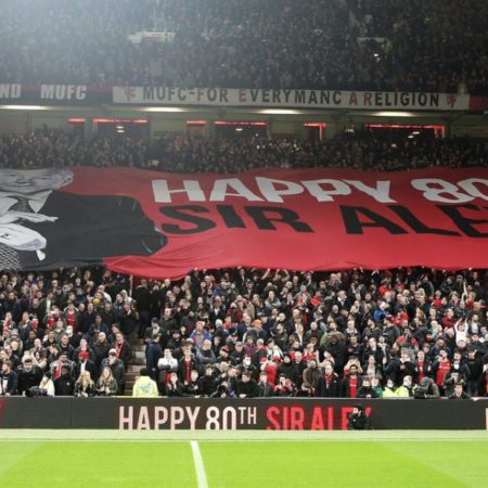 HLV Alex Ferguson hạnh phúc khi được CĐV chúc mừng sinh nhật