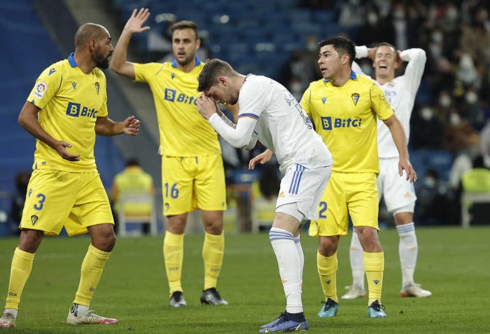 Real Madrid bị đội bóng kém tên tuổi Cadiz cầm hòa ngay trên sân nhà