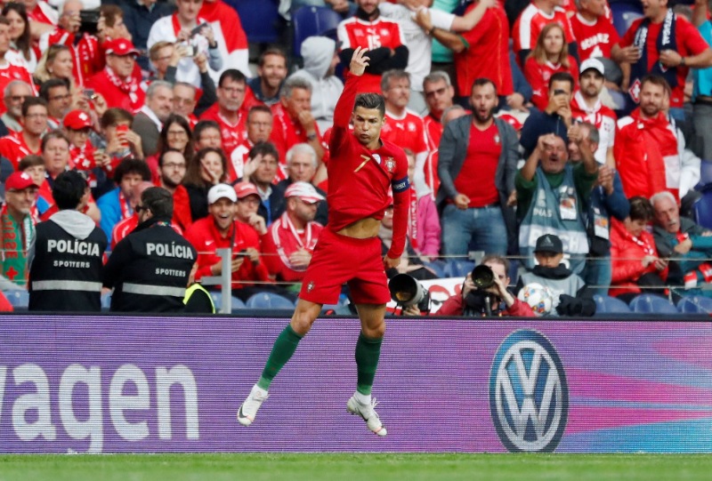 Ronaldo đang luôn thể hiện được vai trò thủ lĩnh trong màu áo của ĐT Bồ Đào Nha