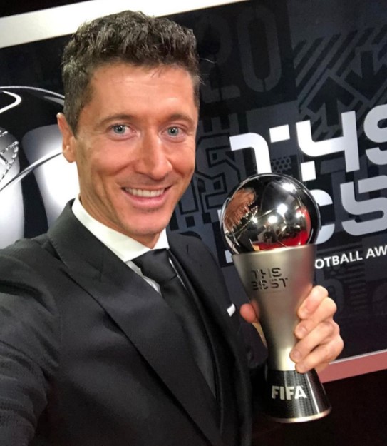 Chân sút người Ba Lan vượt qua Messi để giành giải thưởng danh giá từ FIFA