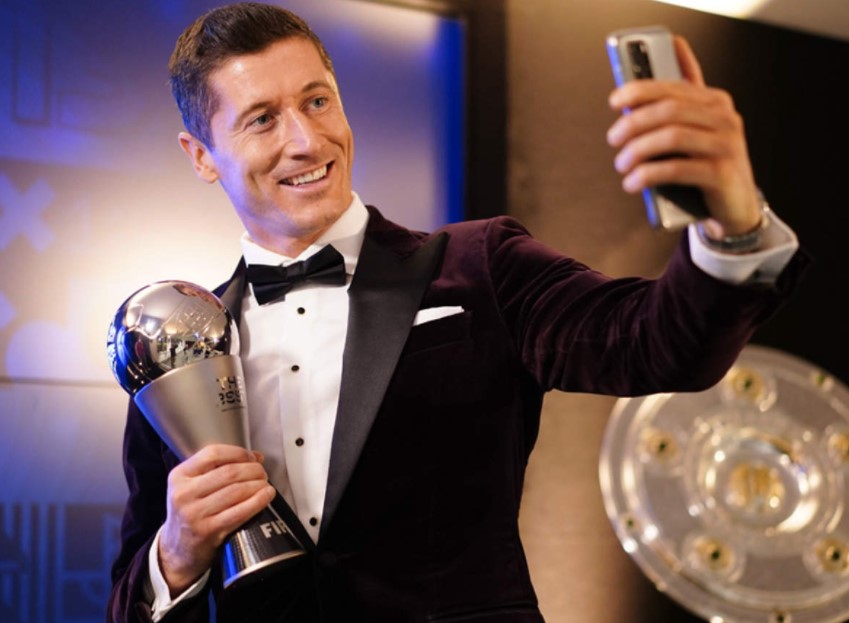 Lewandowski nhận giải thưởng Cầu thủ xuất sắc nhất của FIFA The Best 2021