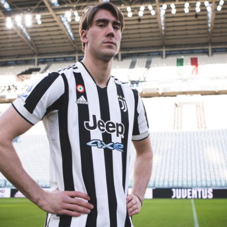 Vlahovic ghi bàn giúp Juventus bước chân vào top 4 Serie A