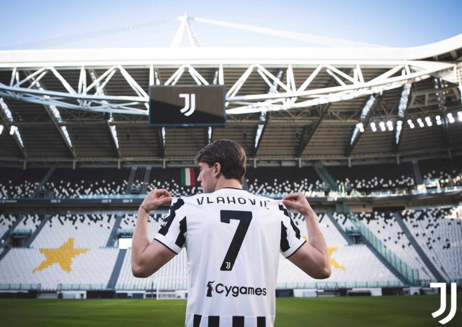 Vlahovic mặc chiếc áo số 7 khi thi đấu tại Juventus