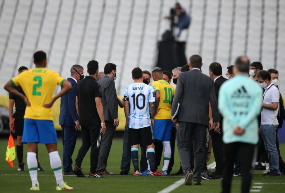 Xung đột xảy ra trong trận đấu giữa Brazil vs Argentina