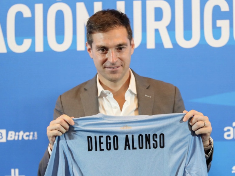 Diego Alonso chính thức thay thế HLV huyền thoại Oscar Tabarez