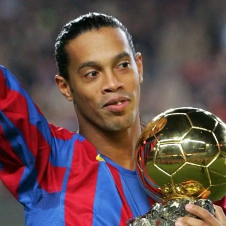 Ronaldinho với giải thưởng vĩ đại