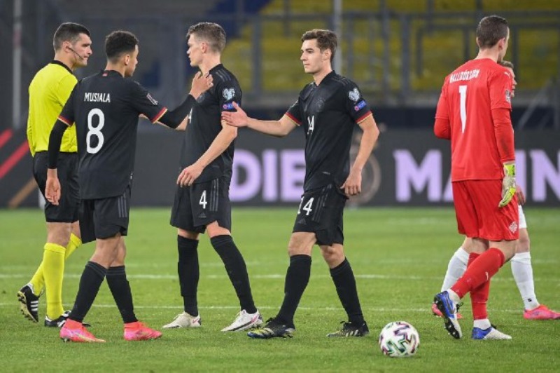 Đội tuyển Đức với trang phục màu đen trong trận thi đấu vòng loại World Cup 2022 châu Âu