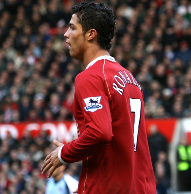 Ronaldo từng từ chối khoác chiếc áo số 7 khi bắt đầu thi đấu tại MU