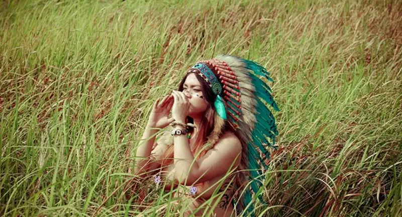 Cô gái nude với trang phục thổ dân và hành động hoang dã 