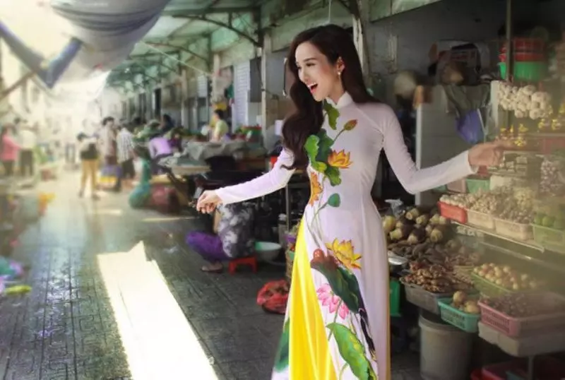 Siêu mẫu Kim Cương cười xinh trong trang phục áo dài