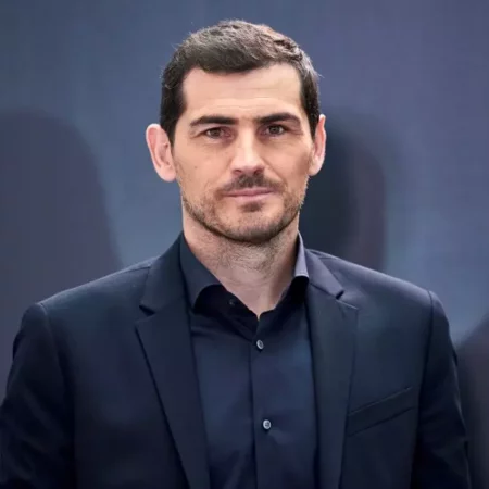 Phản ứng của Iker Casillas sau trận thua sốc của Argentina trước Ả Rập Xê-út