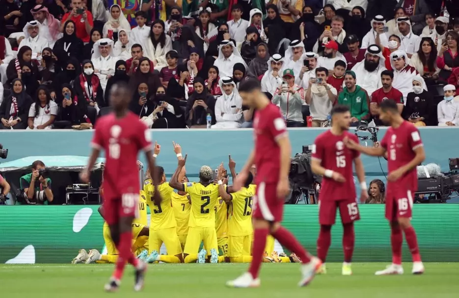Qatar là nước chủ nhà đầu tiên thua trận mở màn