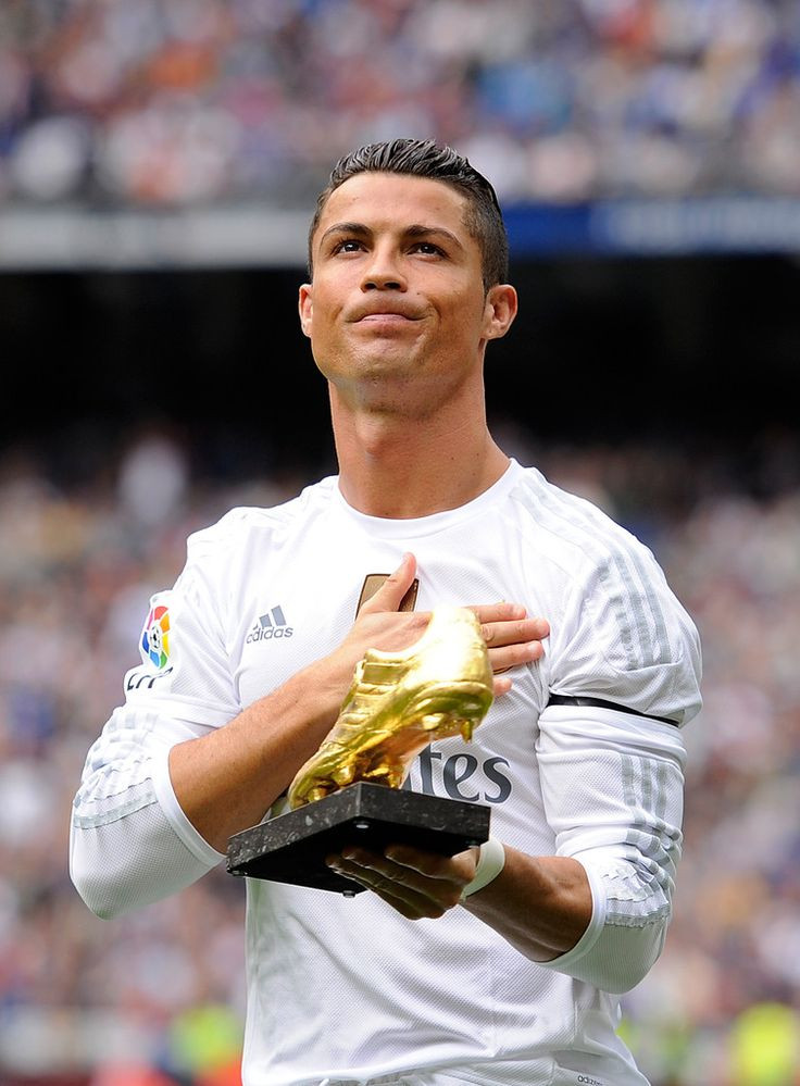 Ronaldo khi giành Chiếc giày vàng trong màu áo Real Madrid