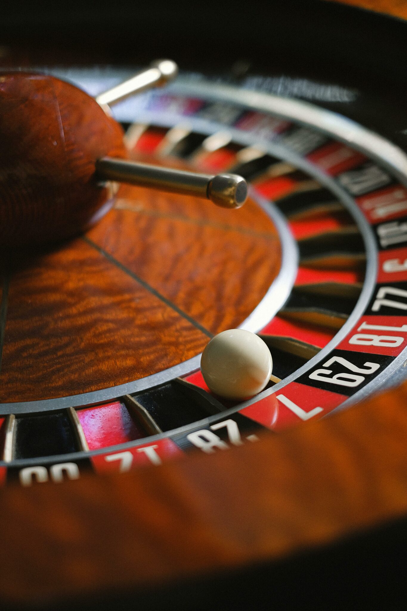 Khách hàng của sòng bạc chơi roulette tại bàn có chip và bánh xe quay.